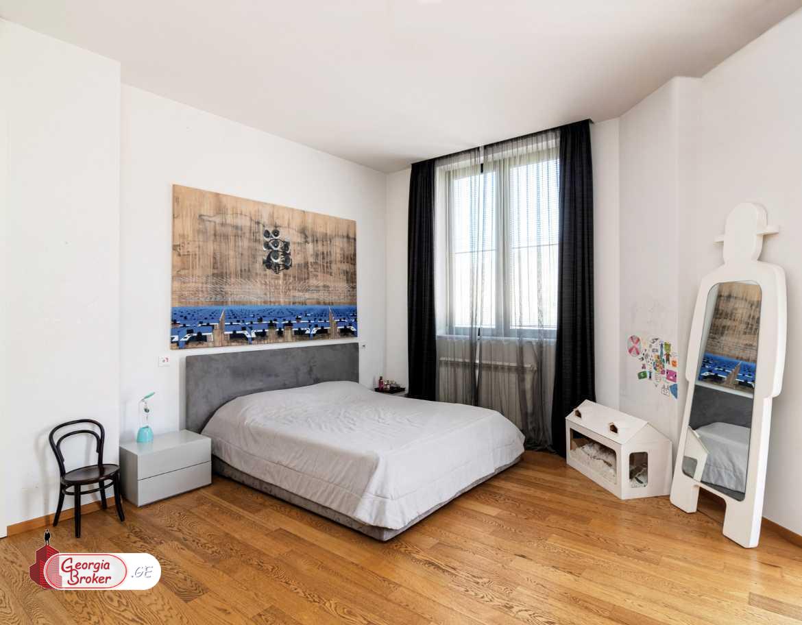 იყიდება ახალი გარემონტებული 8 ოთახიანი ბინა