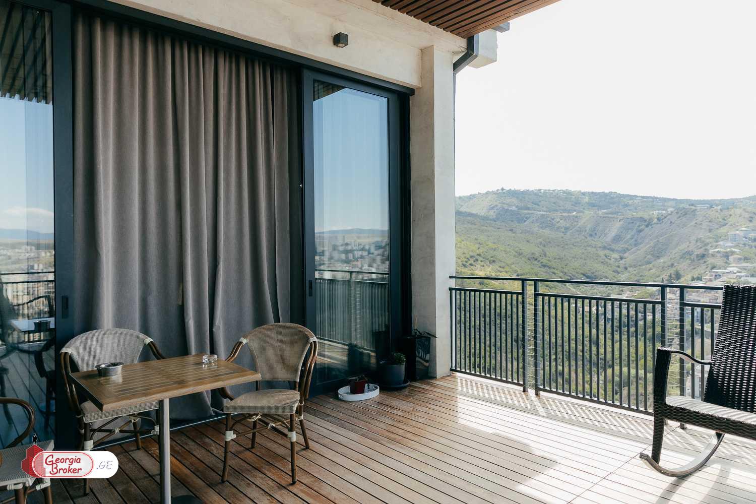 იყიდება ახალი გარემონტებული 8 ოთახიანი ბინა