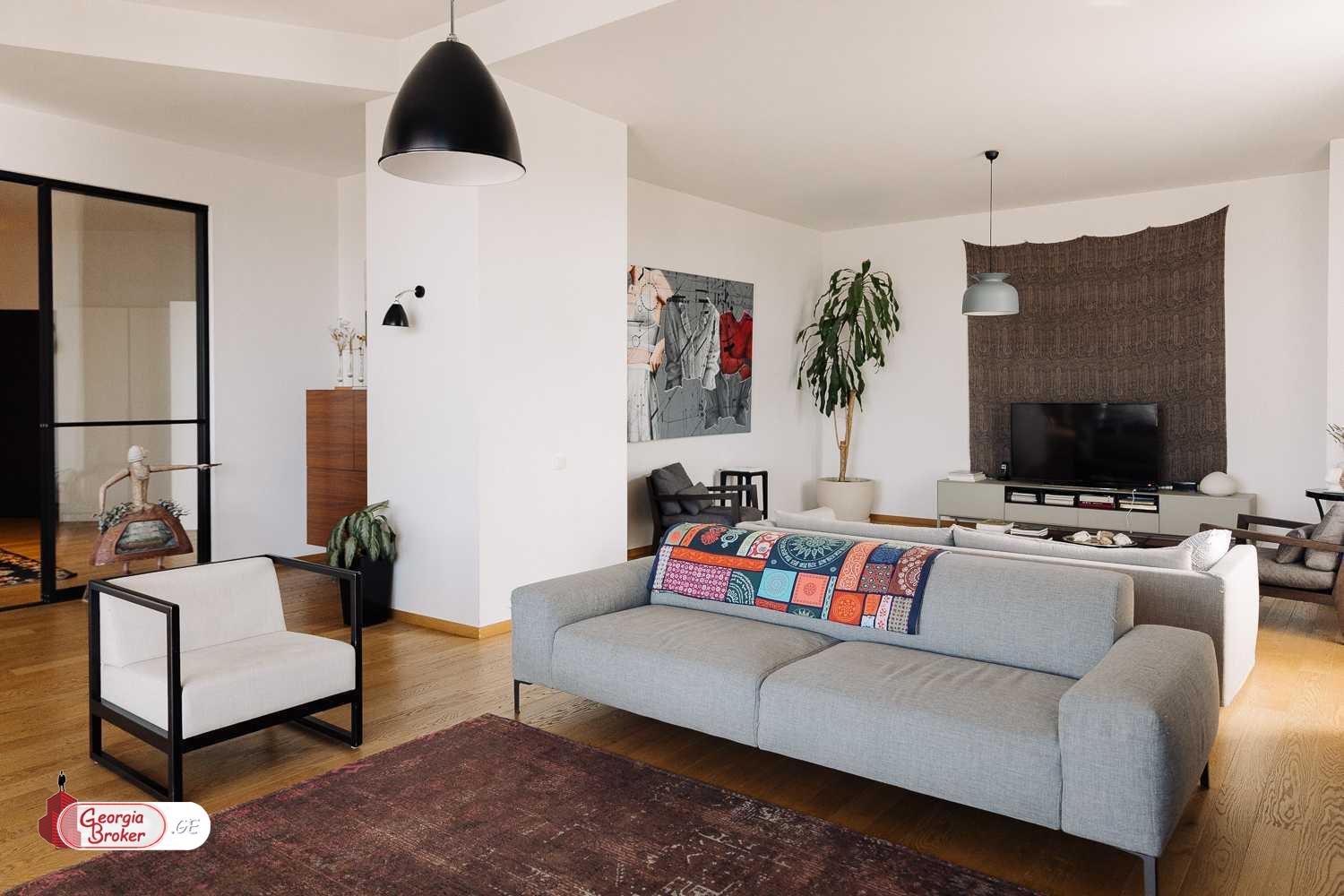 იყიდება ახალი გარემონტებული 8 ოთახიანი ბინა