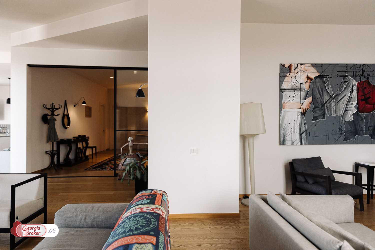 იყიდება ახალი გარემონტებული 8 ოთახიანი ბინა