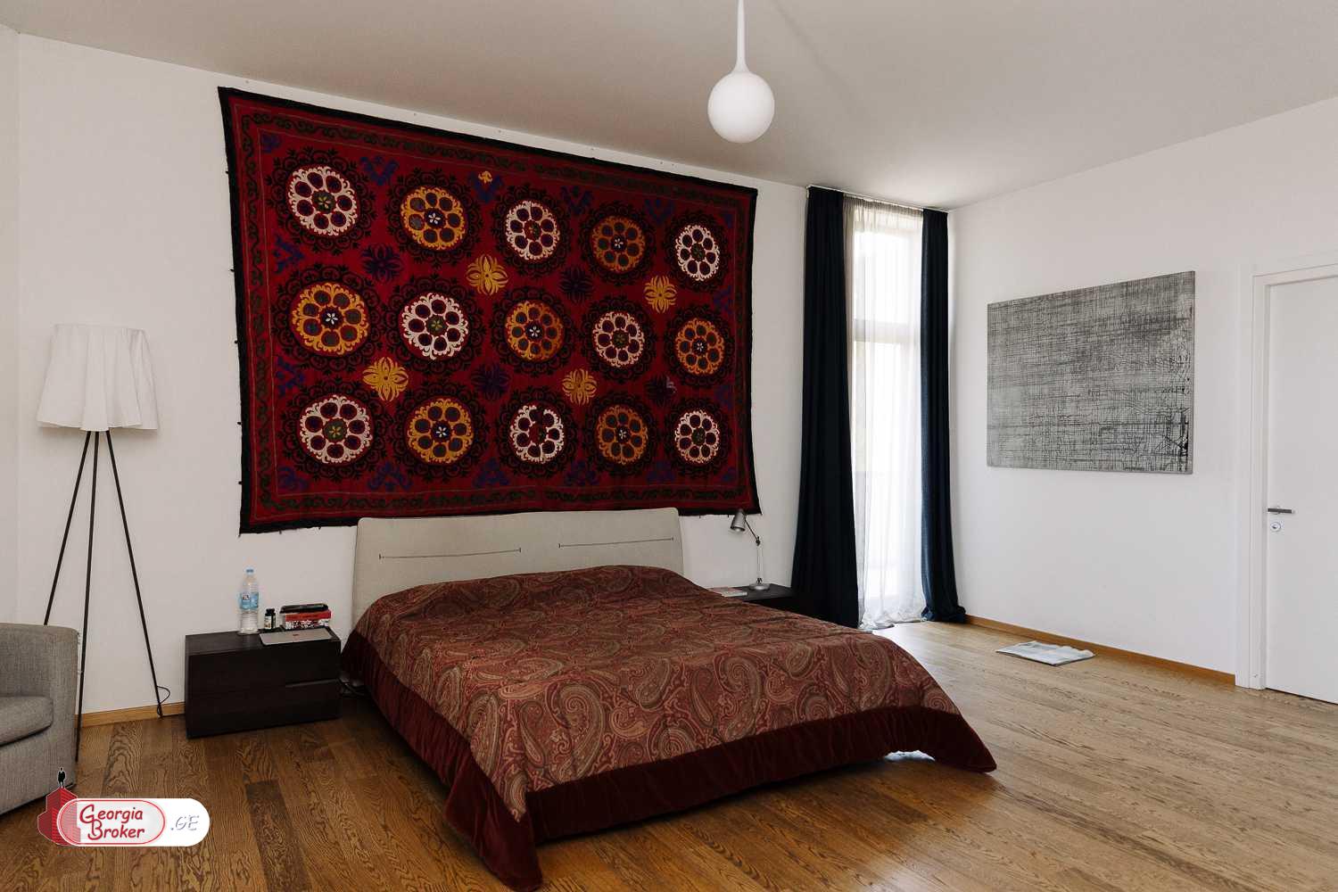 იყიდება ახალი გარემონტებული 8 ოთახიანი ბინა