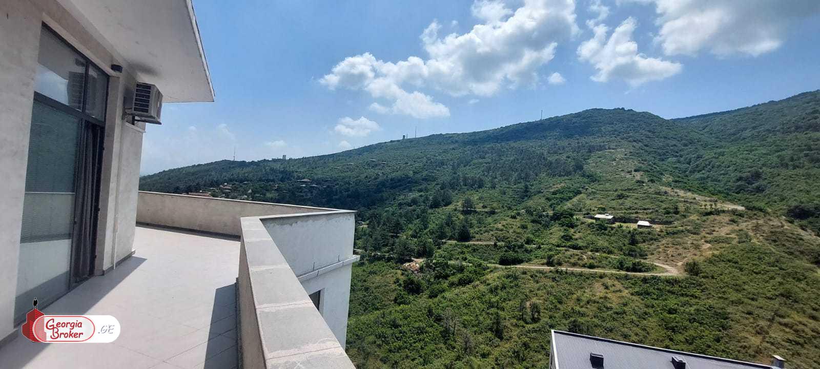 იყიდება ახალი გარემონტებული 8 ოთახიანი ბინა