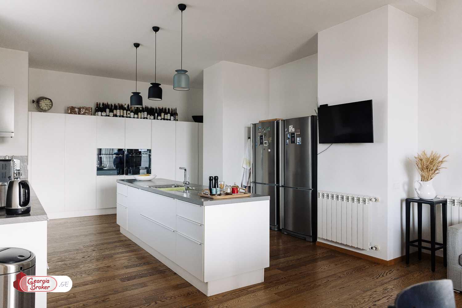 იყიდება ახალი გარემონტებული 8 ოთახიანი ბინა