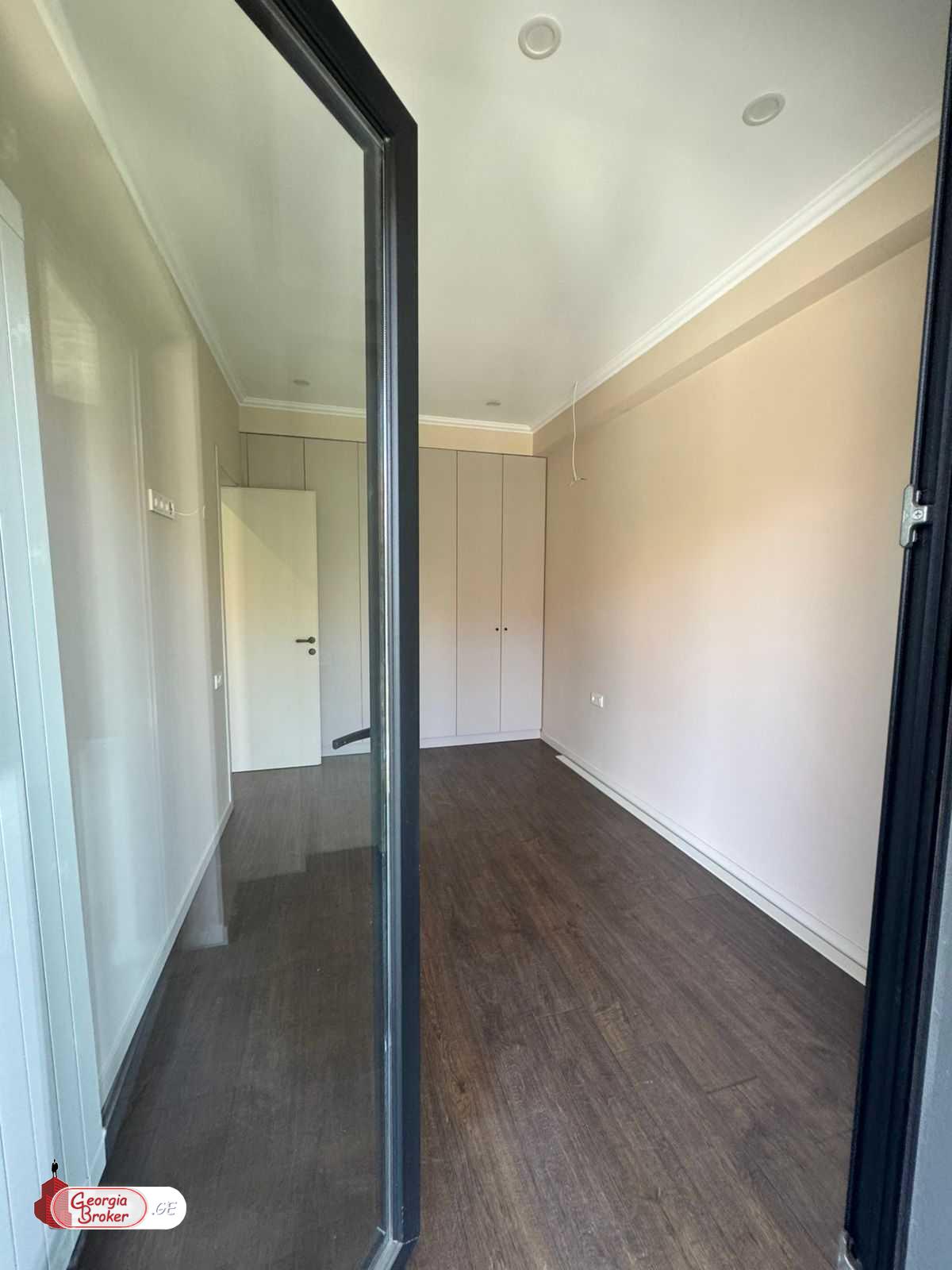 იყიდება ახალი გარემონტებული 2 ოთახიანი ბინა