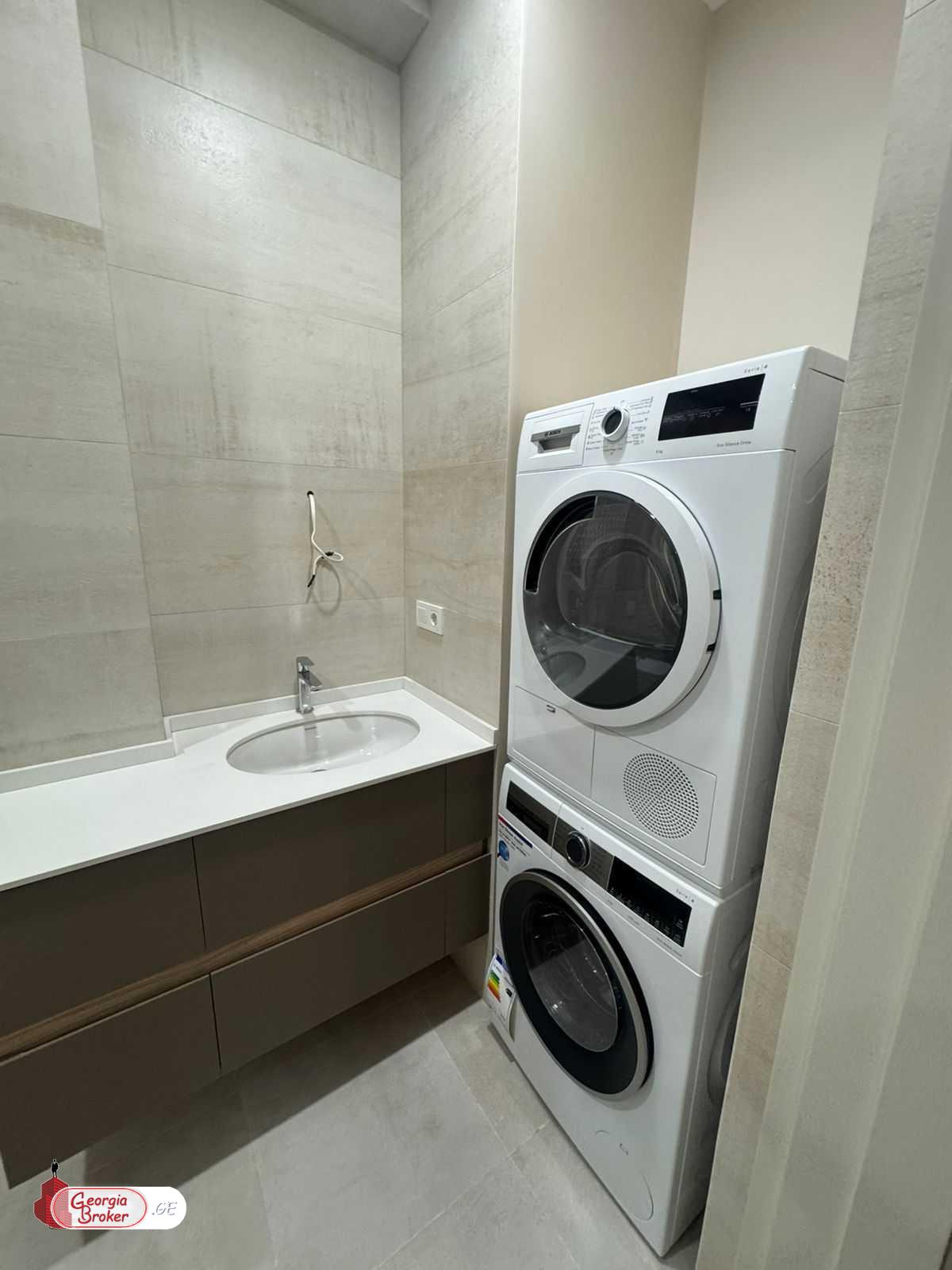 იყიდება ახალი გარემონტებული 2 ოთახიანი ბინა