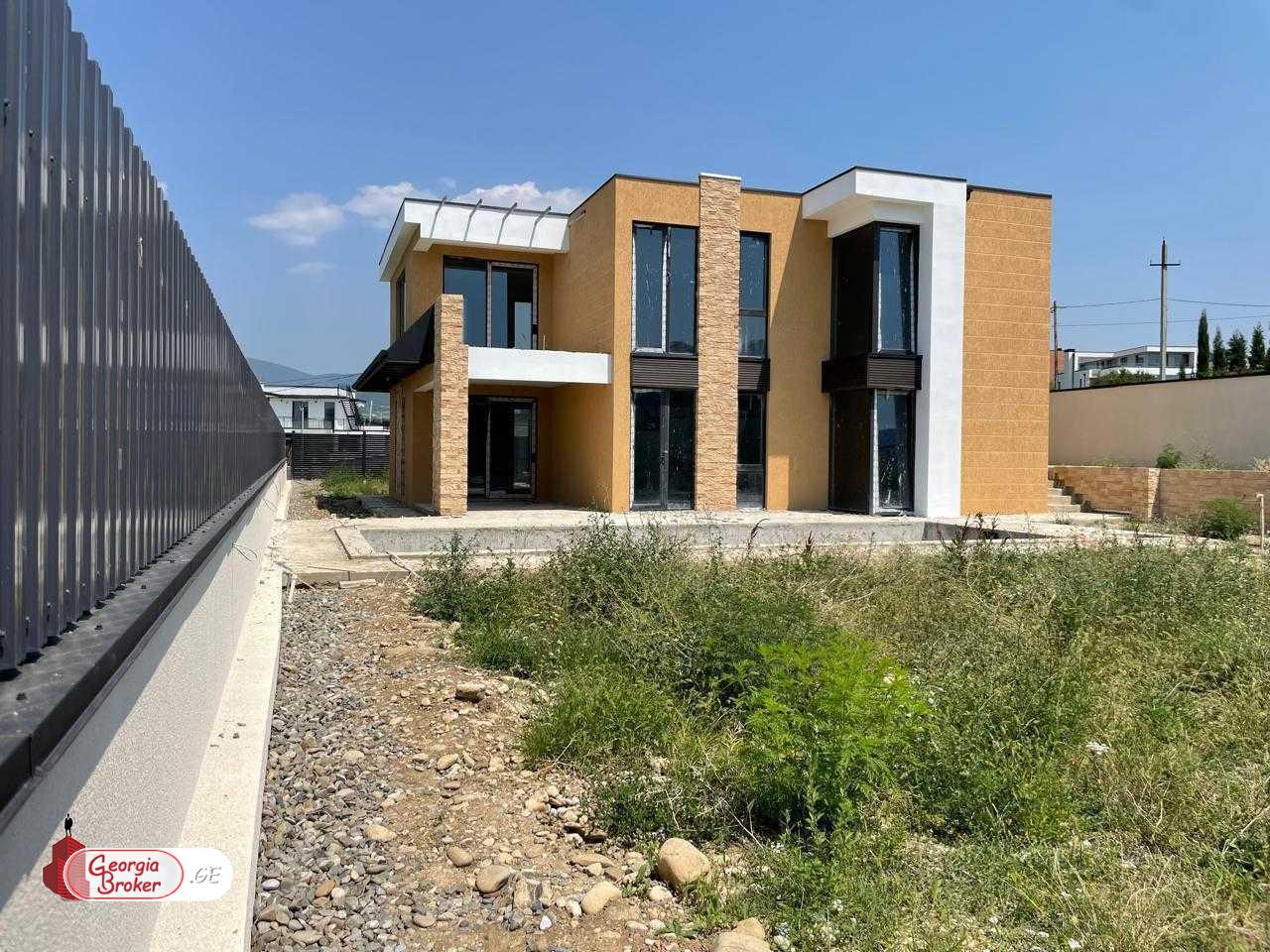 продается дом с новым ремонтом 5-комнат