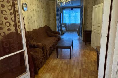 продается квартира со старым ремонтом 3-комнаты