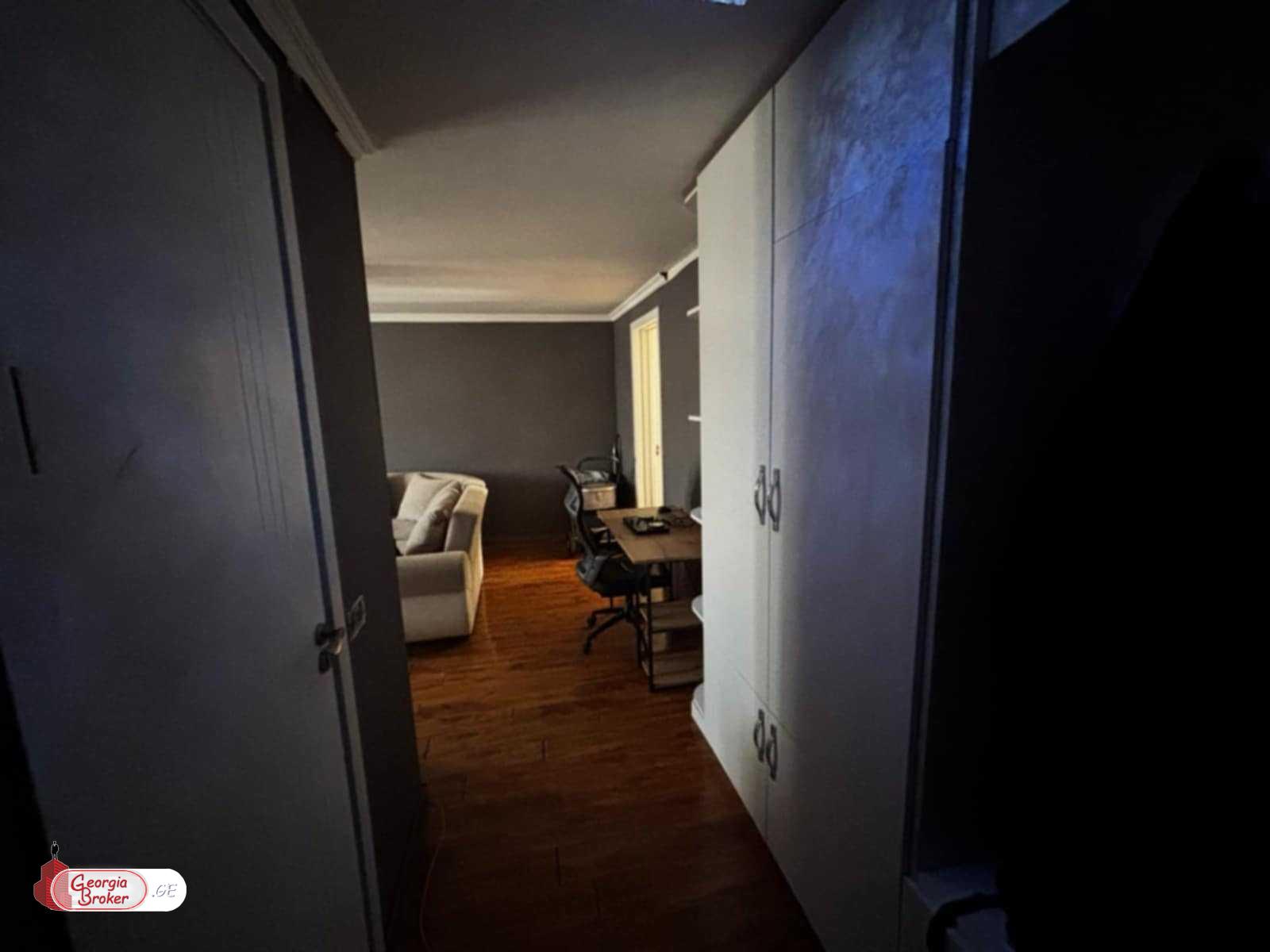 продается квартира со старым ремонтом 2-комнаты