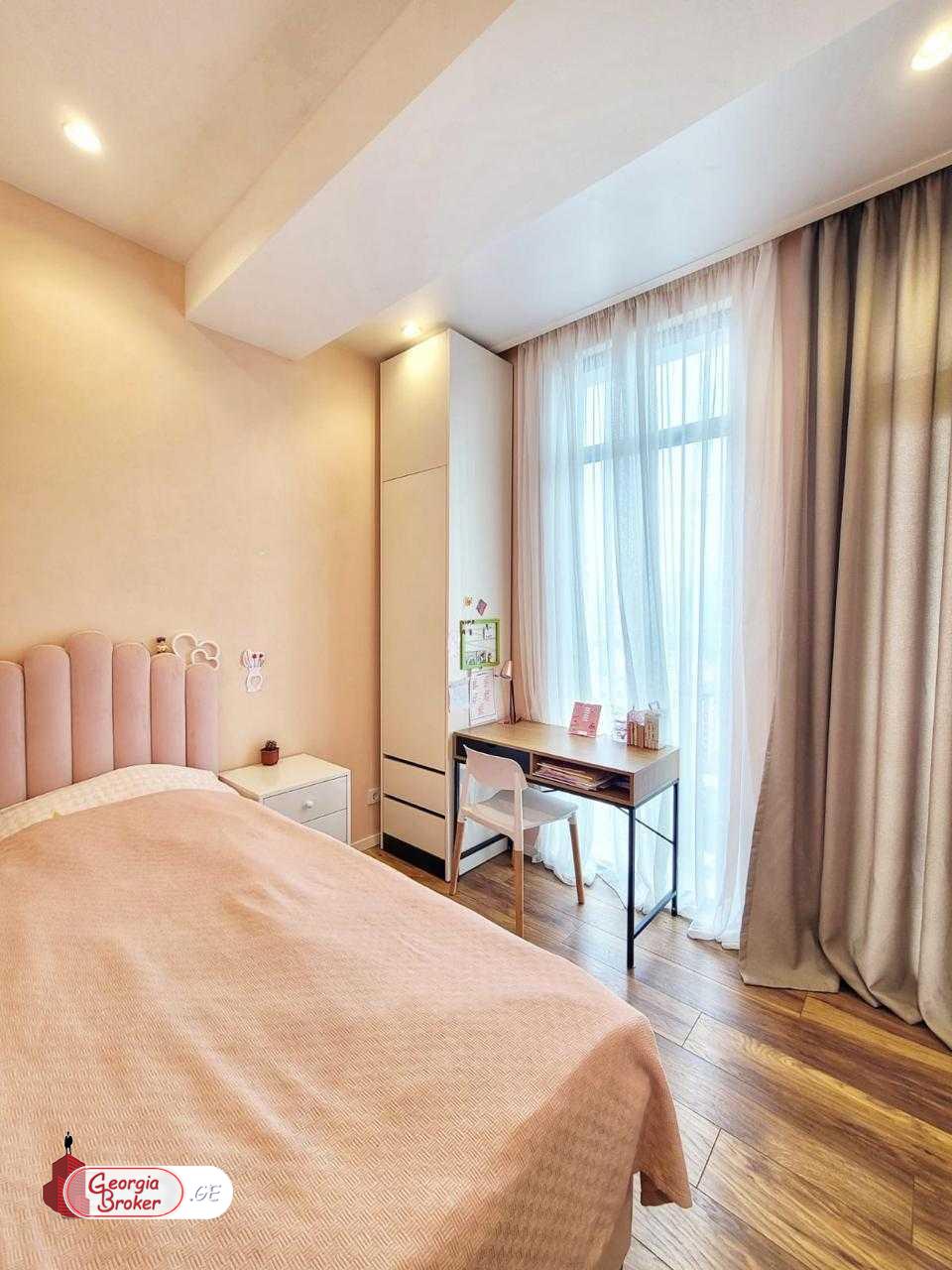 продается квартира с новым ремонтом 4-комнаты