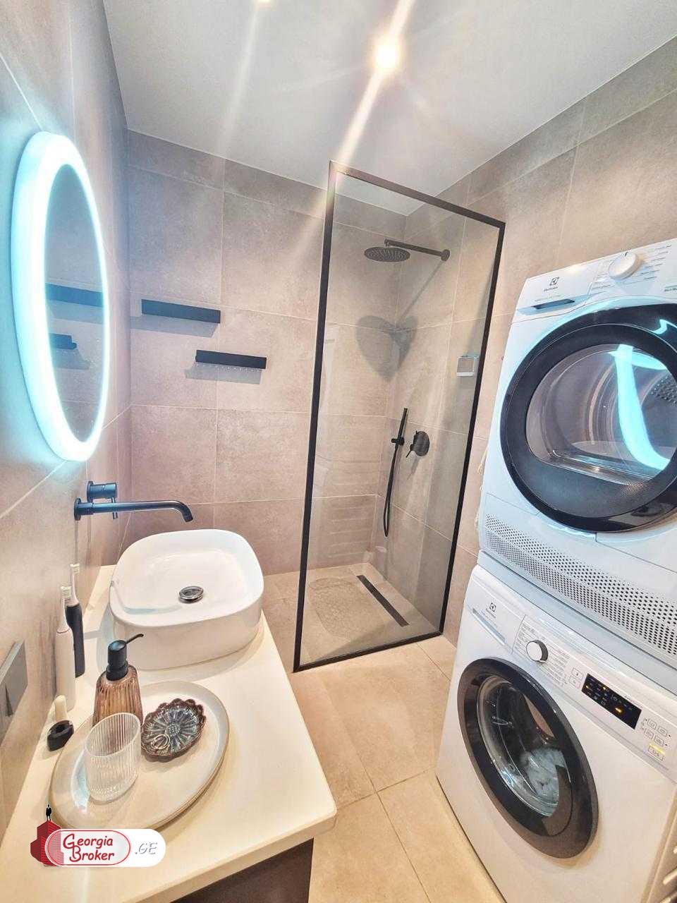 продается квартира с новым ремонтом 4-комнаты