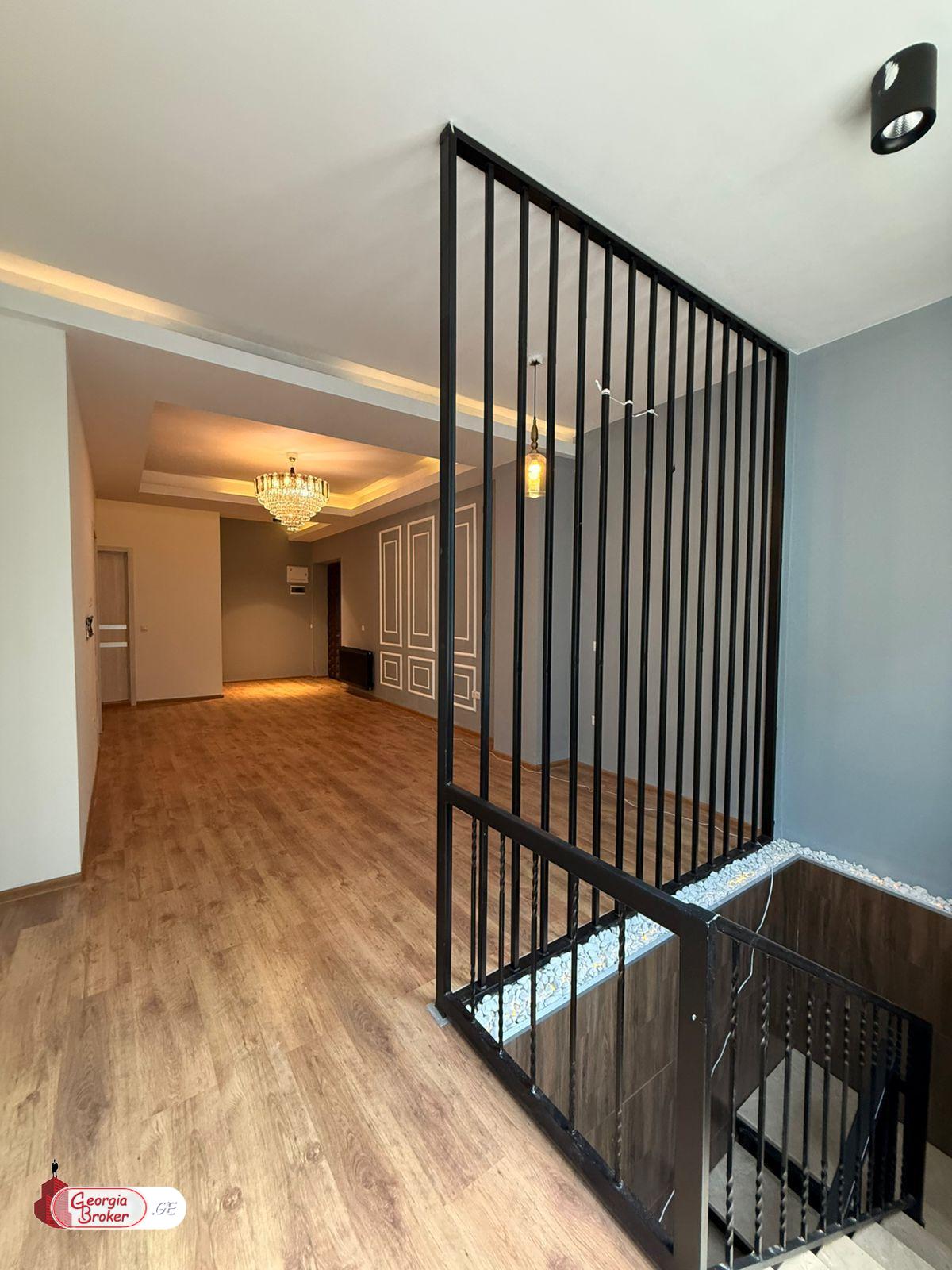 продается квартира с новым ремонтом 4-комнаты