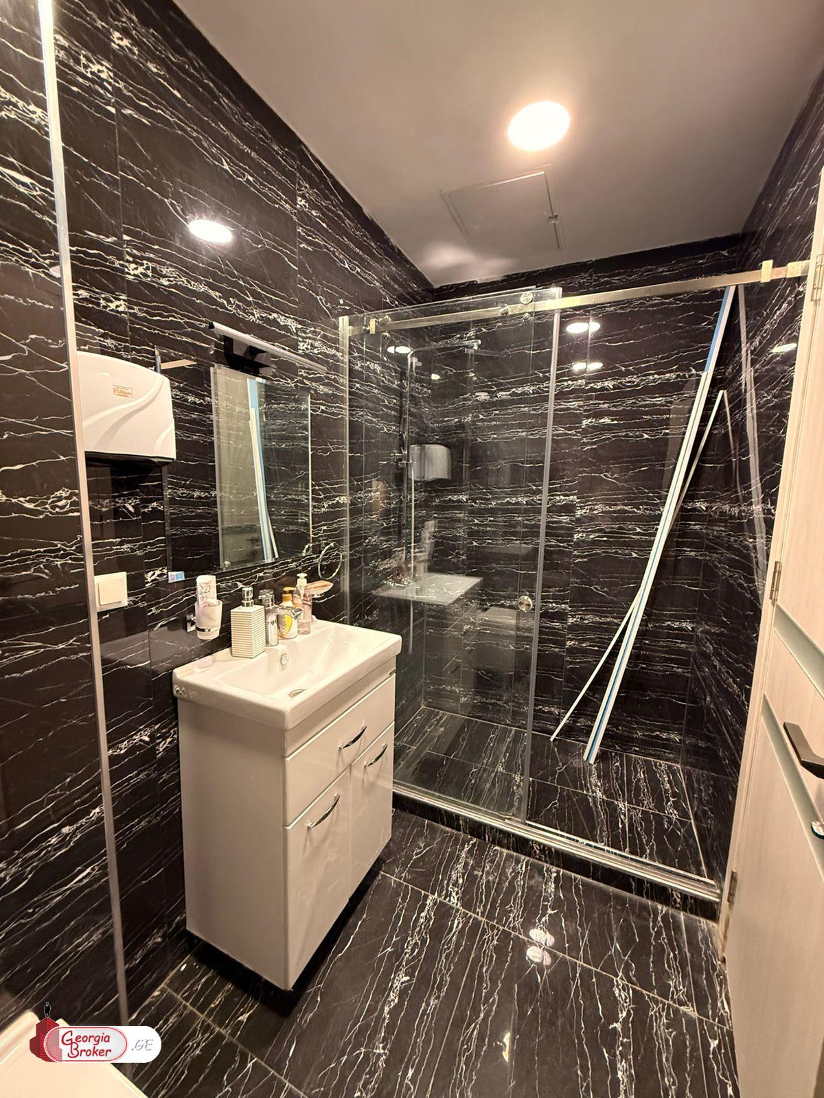 продается квартира с новым ремонтом 4-комнаты