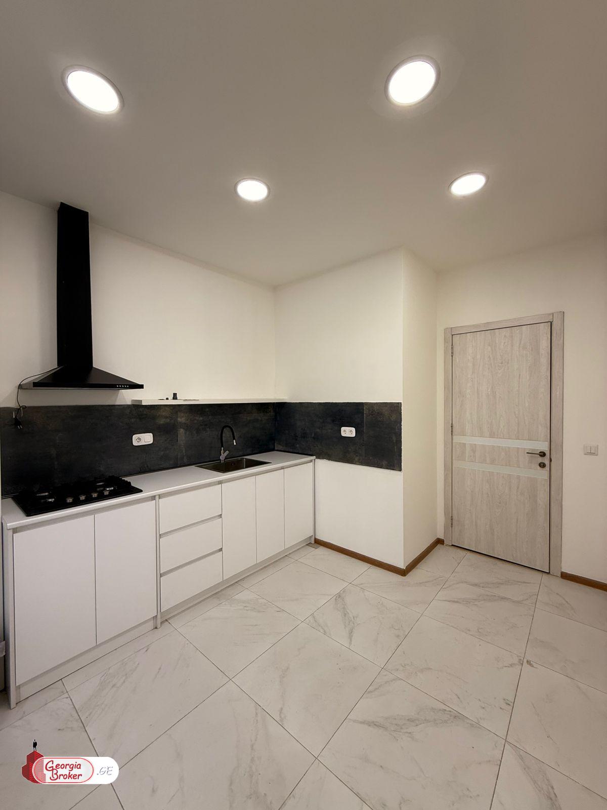 продается квартира с новым ремонтом 4-комнаты