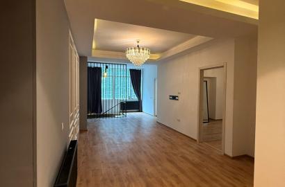 продается квартира с новым ремонтом 4-комнаты