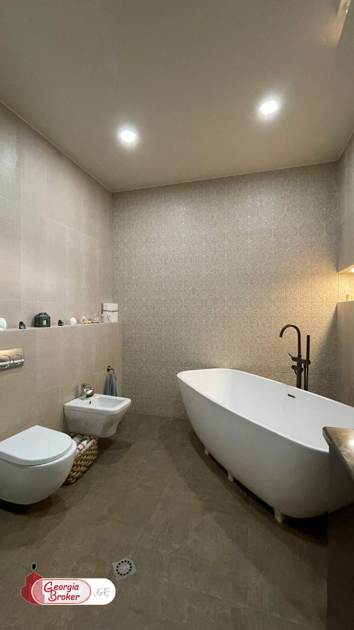 продается дом с новым ремонтом 10-комнат