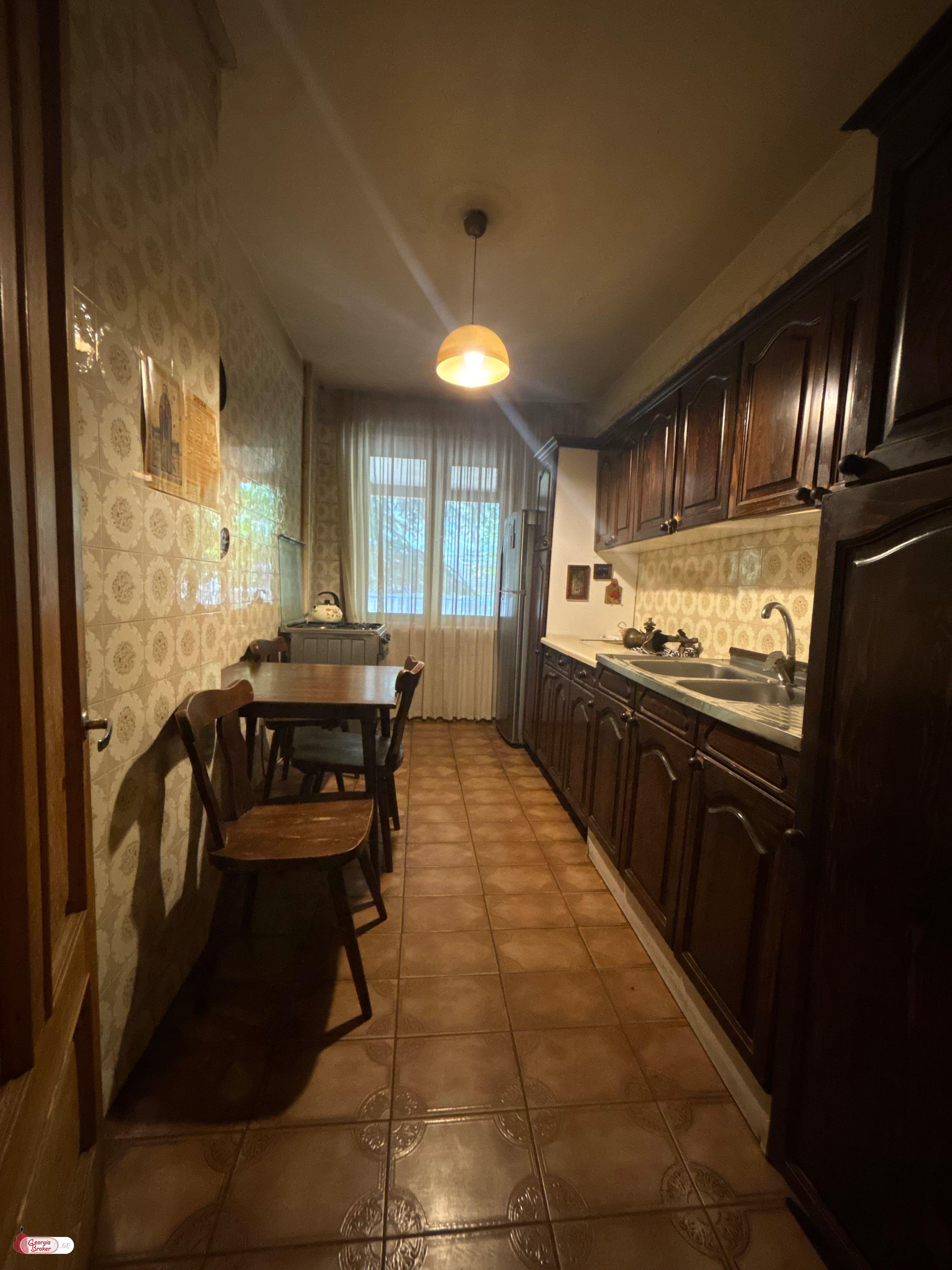 продается квартира с новым ремонтом 3-комнаты