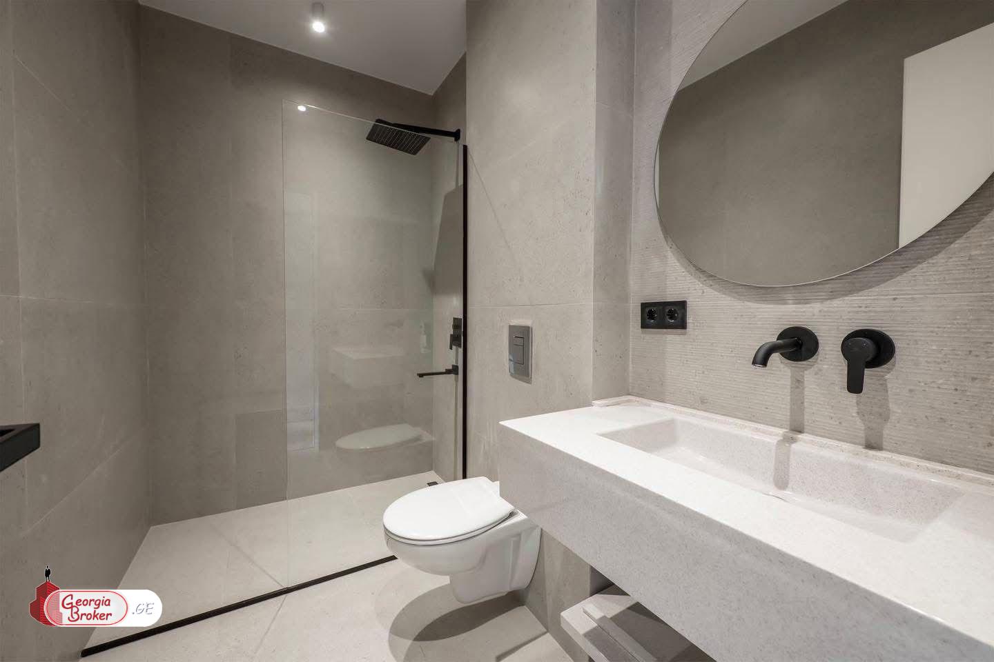 იყიდება ახალი გარემონტებული 5 ოთახიანი ბინა