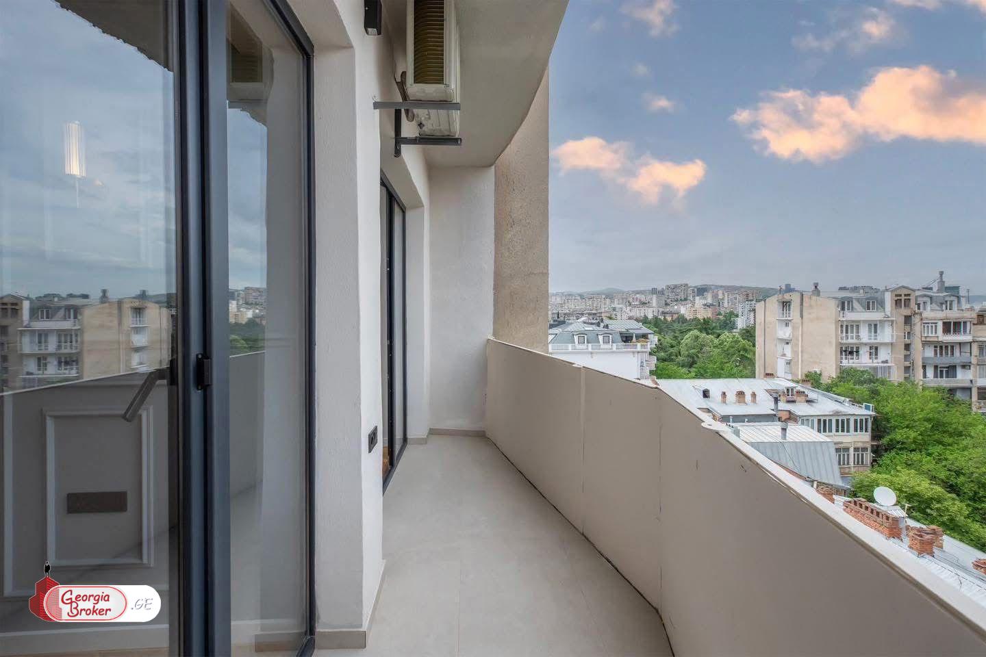 იყიდება ახალი გარემონტებული 5 ოთახიანი ბინა