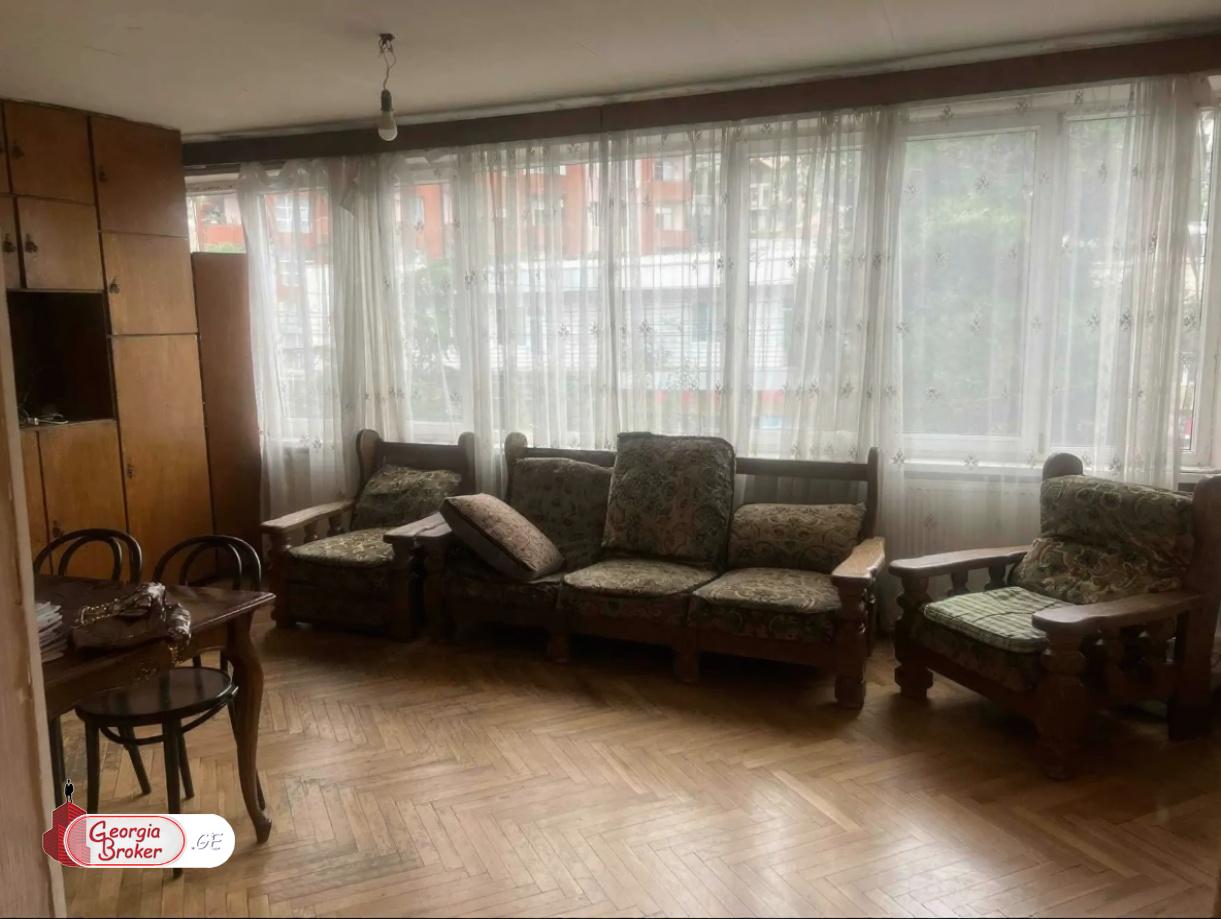 იყიდება ძველი გარემონტებული 3 ოთახიანი ბინა