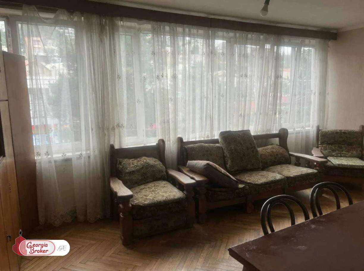 იყიდება ძველი გარემონტებული 3 ოთახიანი ბინა