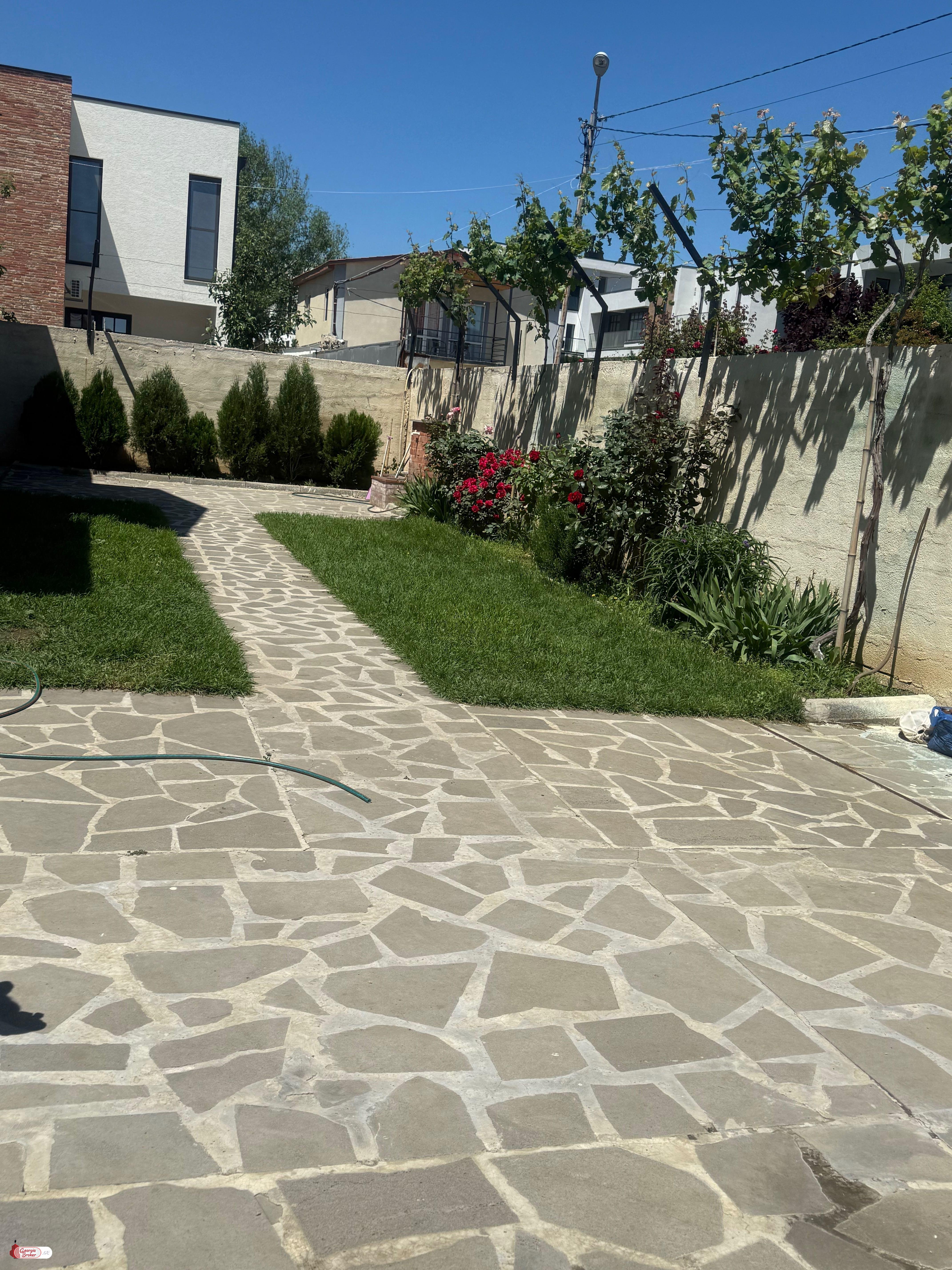 იყიდება ახალი გარემონტებული 6 ოთახიანი სახლი