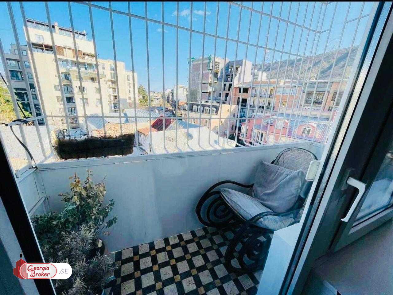 იყიდება ახალი გარემონტებული 5 ოთახიანი ბინა