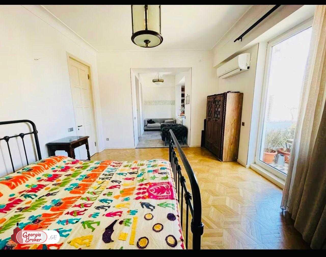 იყიდება ახალი გარემონტებული 5 ოთახიანი ბინა