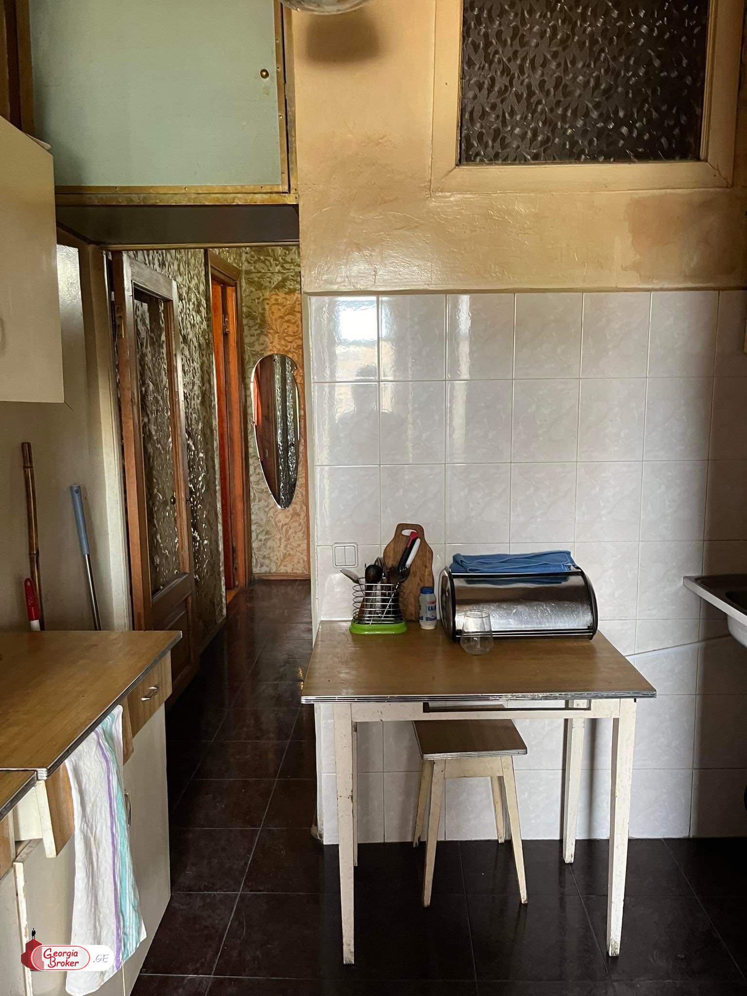 продается квартира со старым ремонтом 3-комнаты