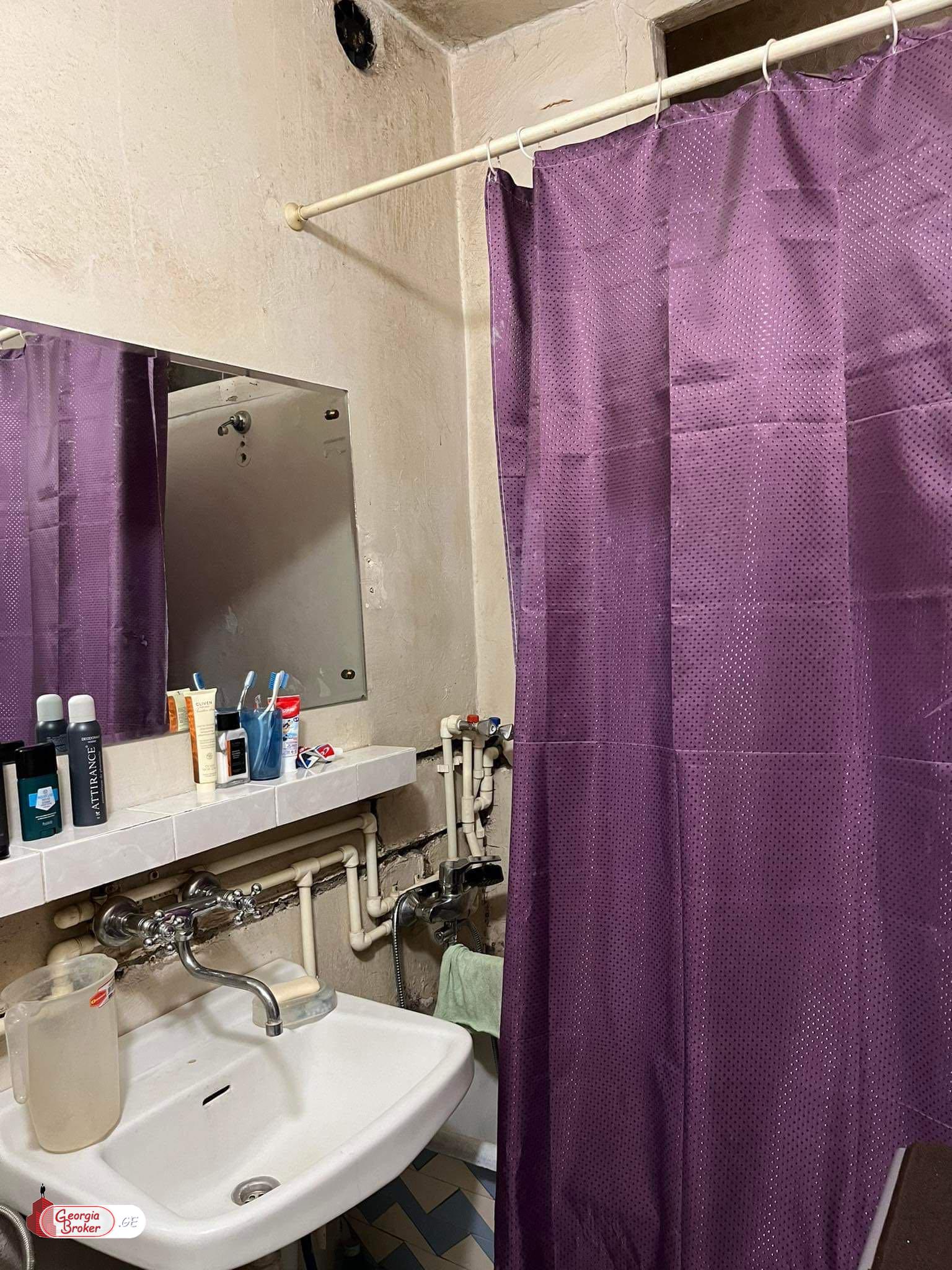 продается квартира со старым ремонтом 3-комнаты