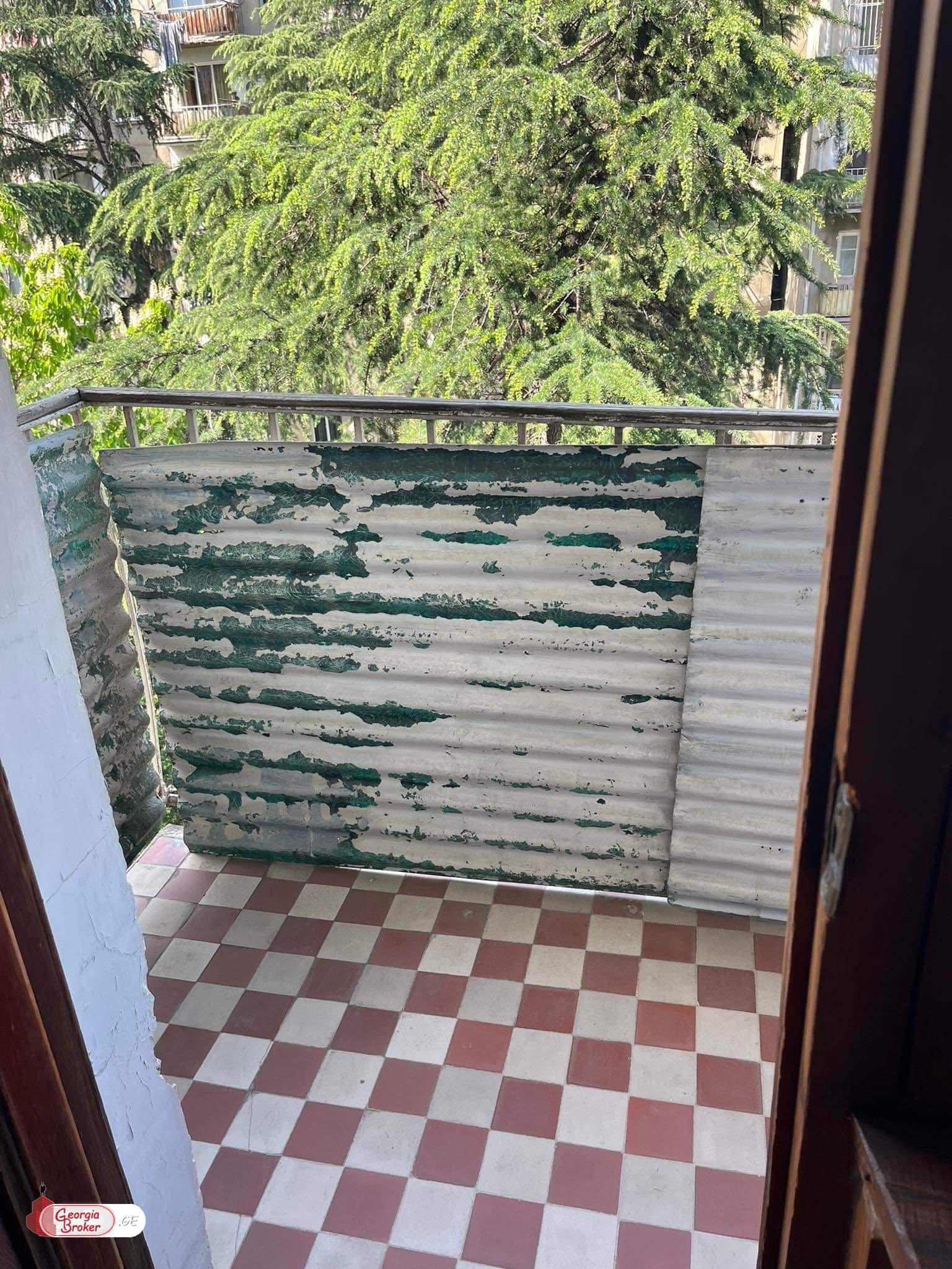 продается квартира со старым ремонтом 3-комнаты