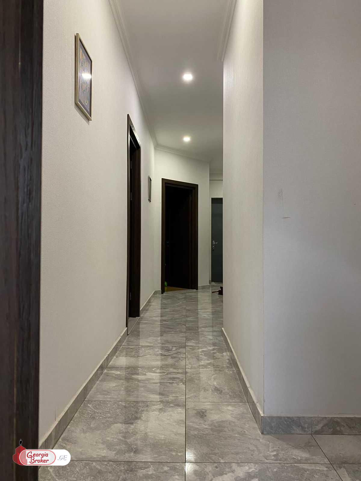 продается квартира с новым ремонтом 3-комнаты