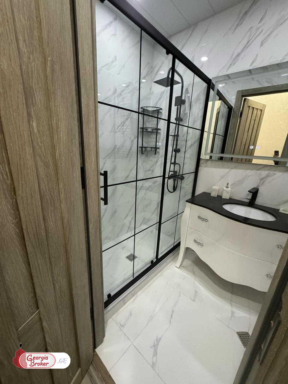 продается квартира с новым ремонтом 4-комнаты