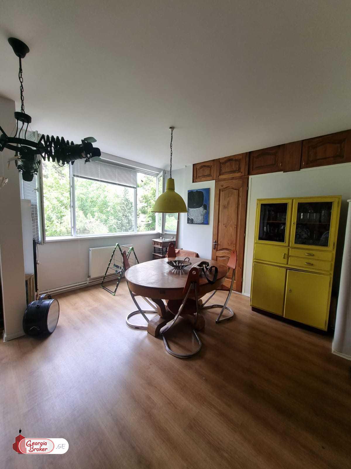 продается квартира с новым ремонтом 3-комнаты