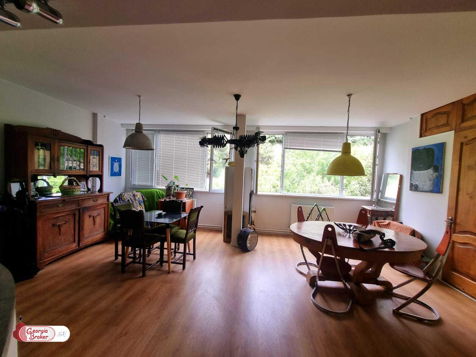 продается квартира с новым ремонтом 3-комнаты