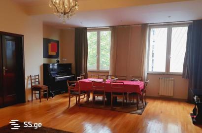 продается квартира с новым ремонтом 5-комнат