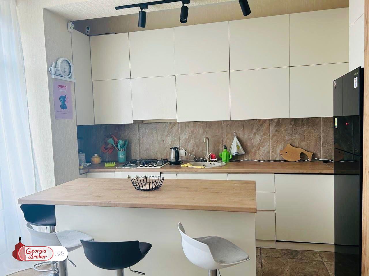 продается квартира с новым ремонтом 3-комнаты