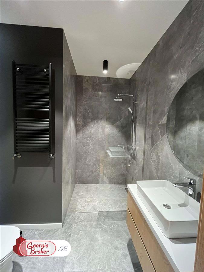 продается квартира с новым ремонтом 3-комнаты