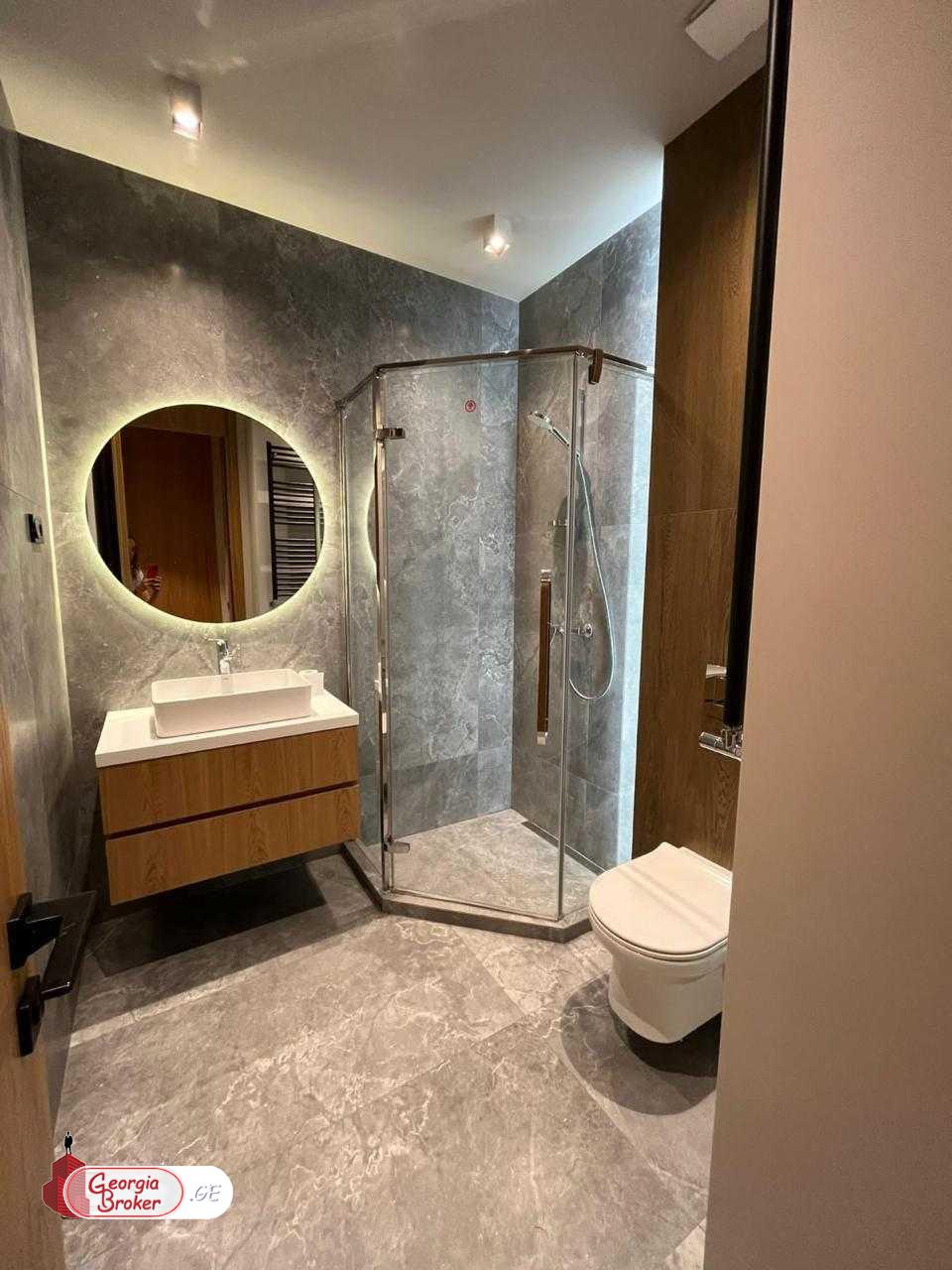 продается квартира с новым ремонтом 3-комнаты