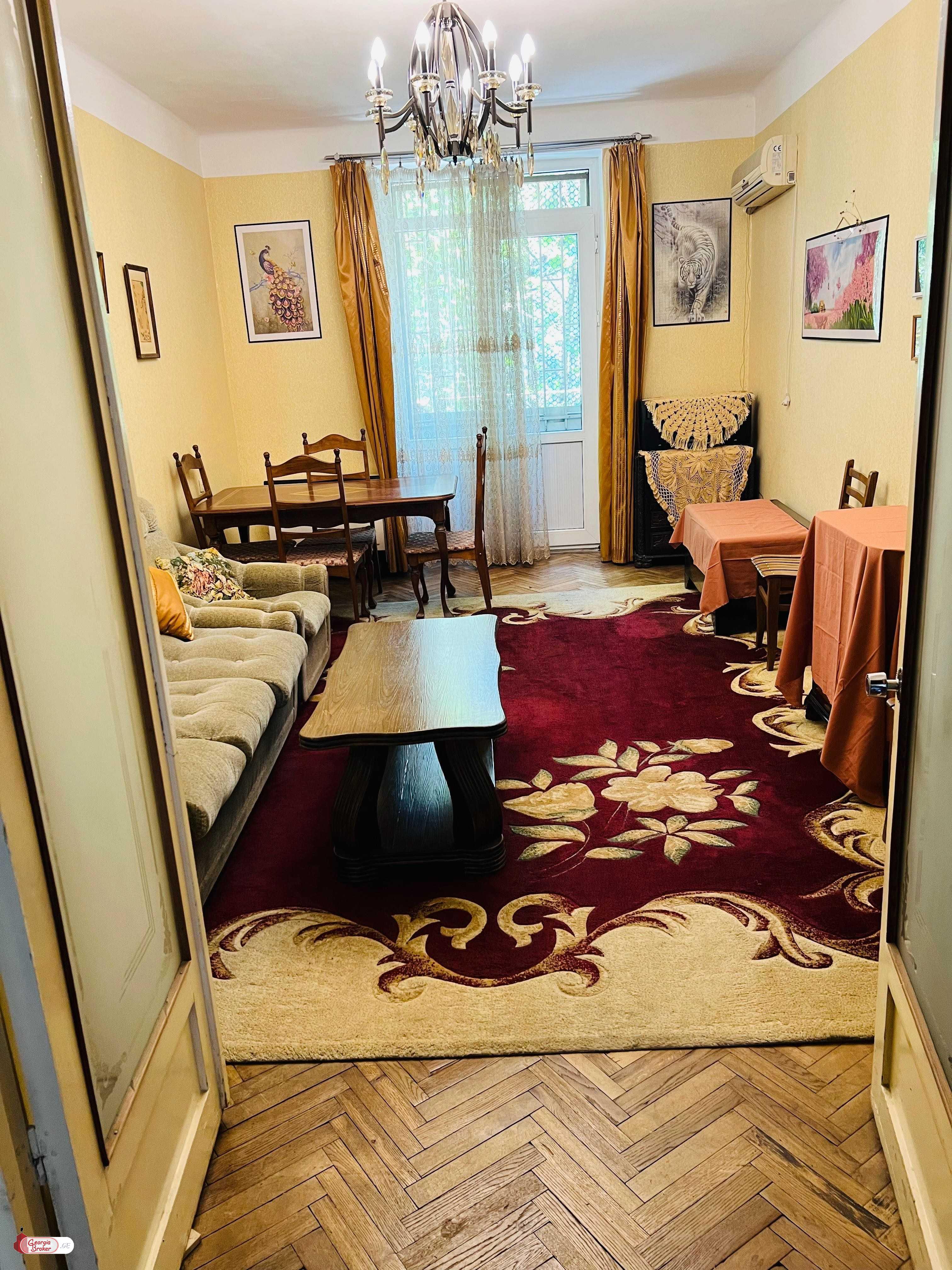 продается квартира со старым ремонтом 4-комнаты