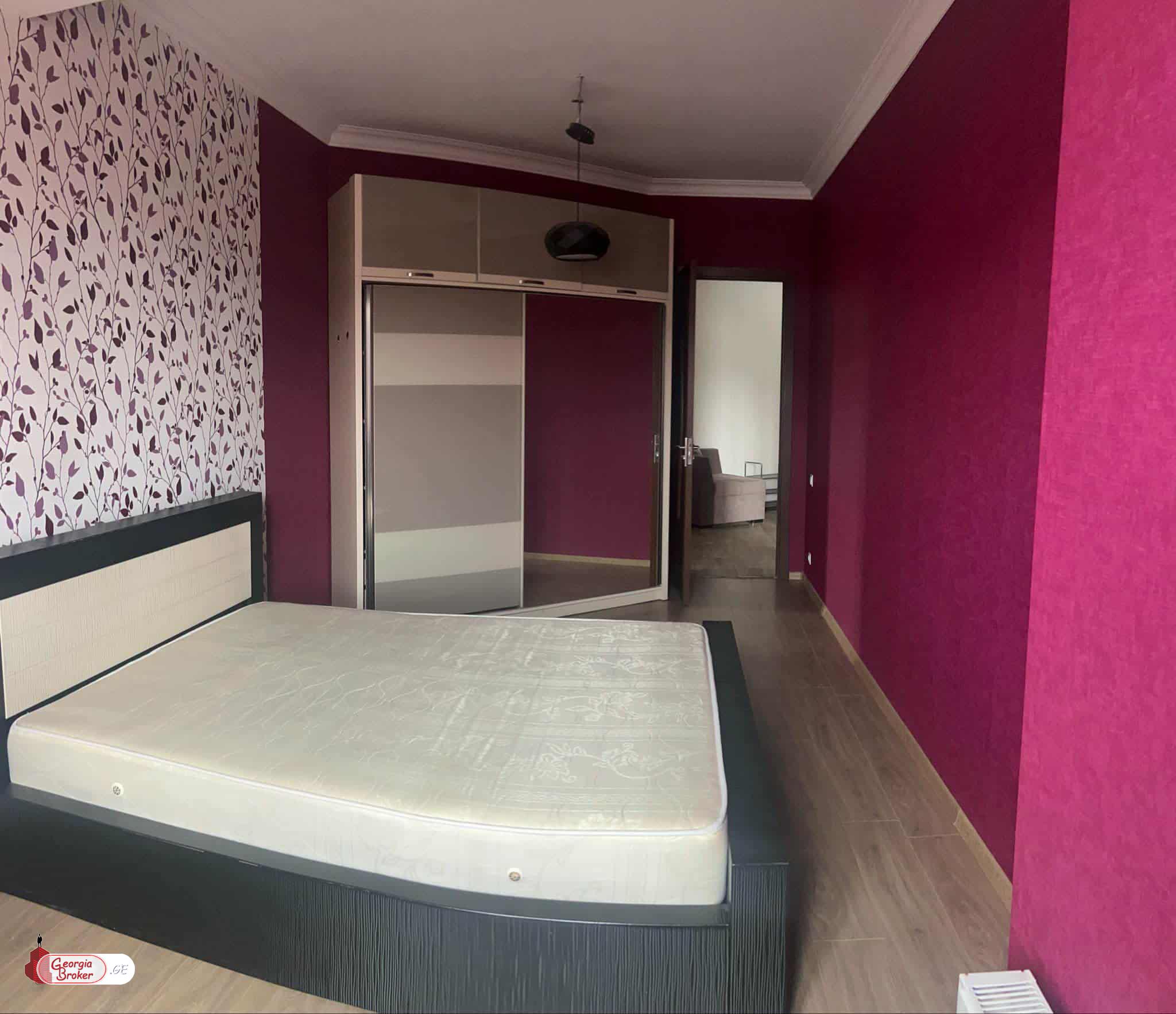 продается квартира с новым ремонтом 4-комнаты