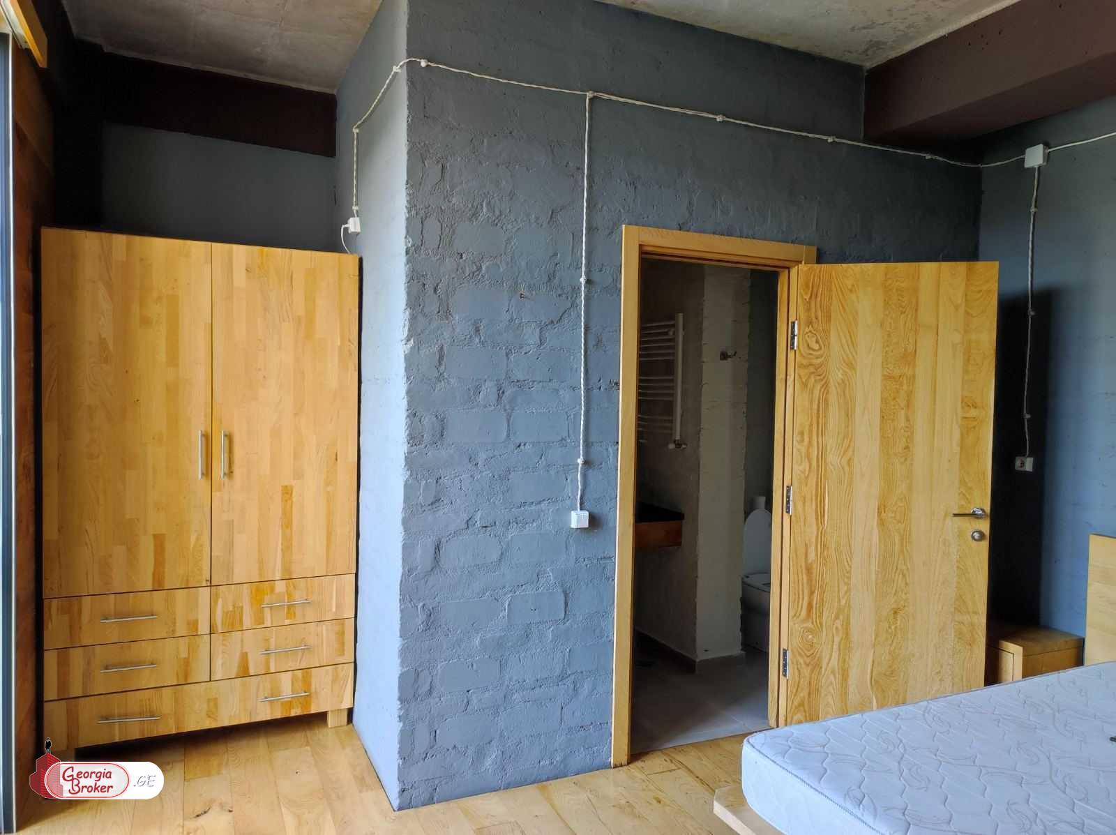 продается квартира с новым ремонтом 3-комнаты