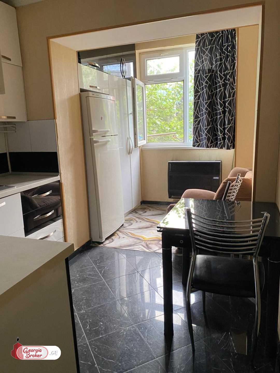 продается квартира с новым ремонтом 4-комнаты