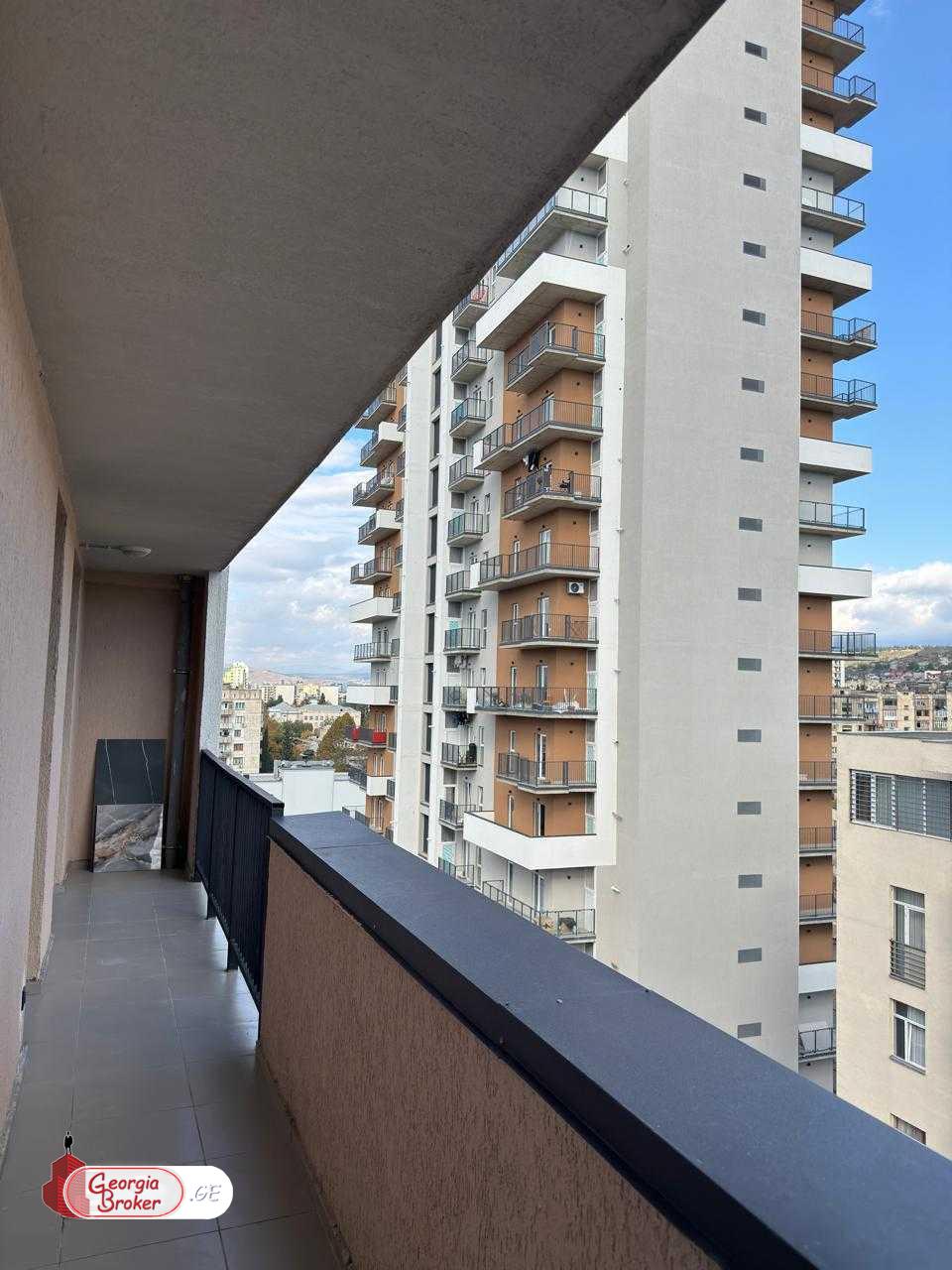 продается квартира с новым ремонтом 3-комнаты