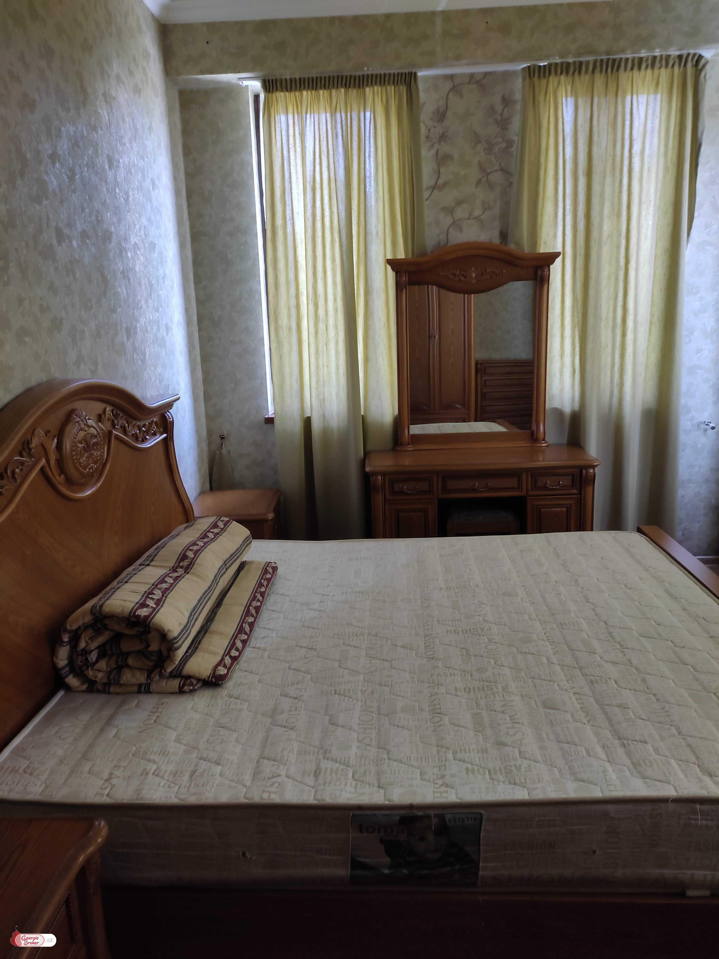 продается квартира с новым ремонтом 4-комнаты