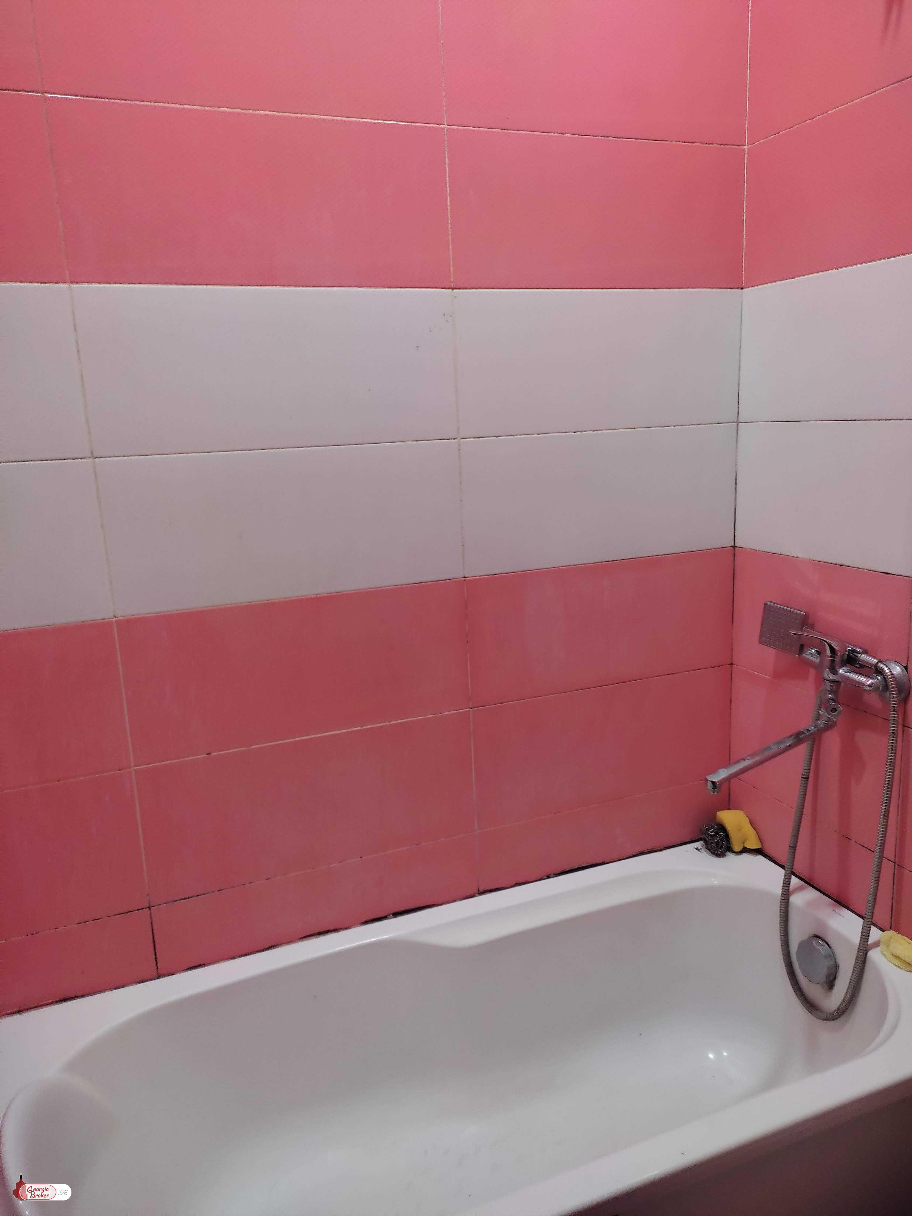 продается квартира с новым ремонтом 4-комнаты