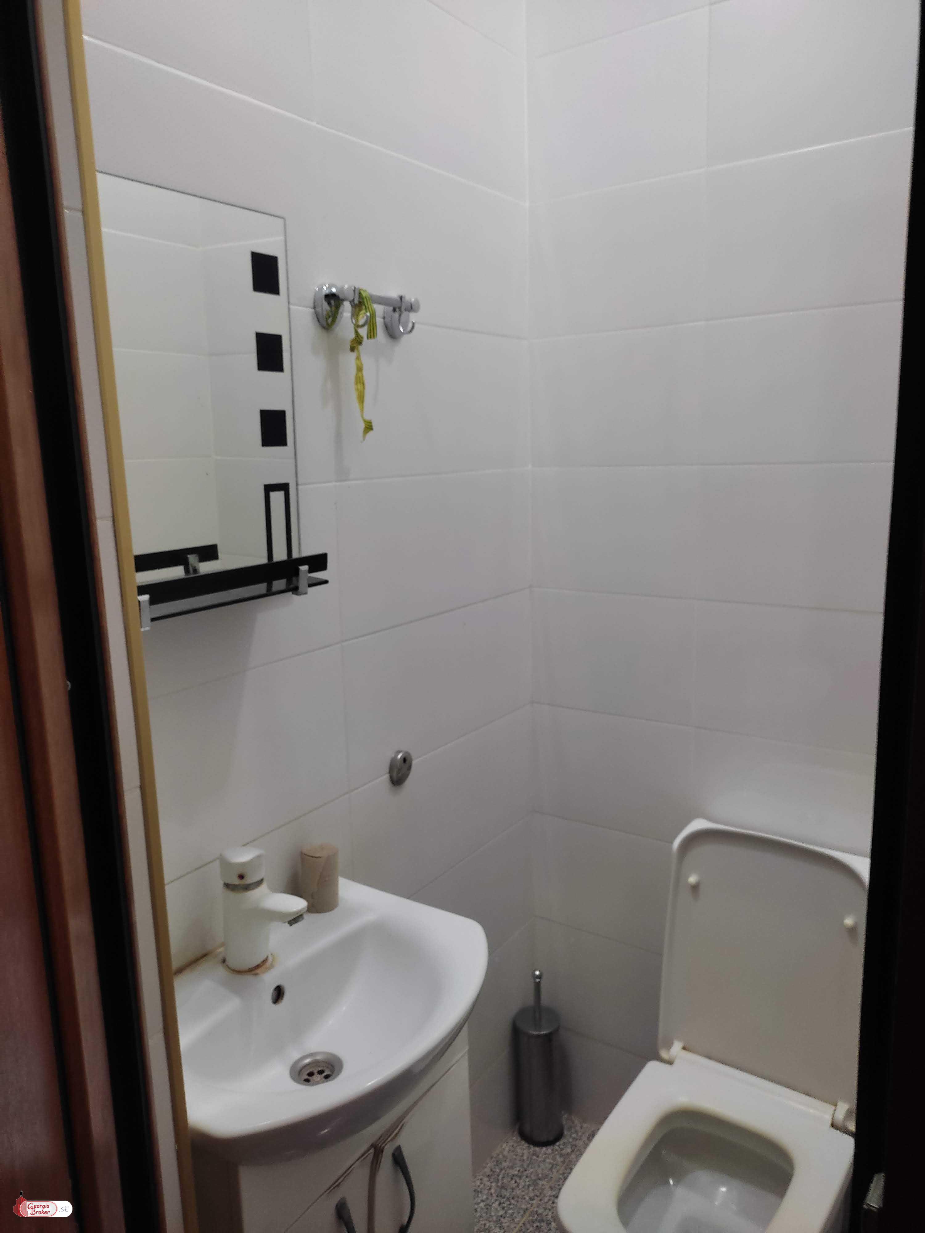 продается квартира с новым ремонтом 4-комнаты