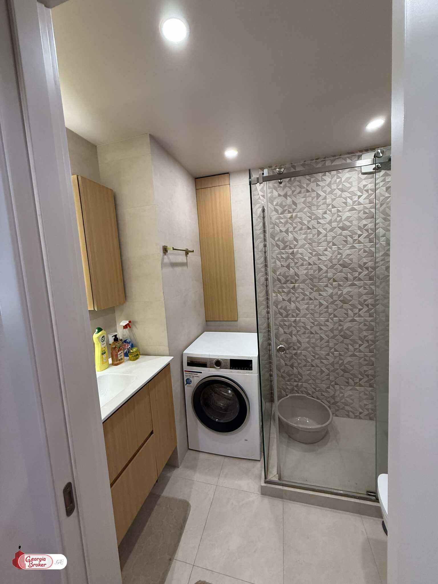 იყიდება ახალი გარემონტებული 2 ოთახიანი ბინა