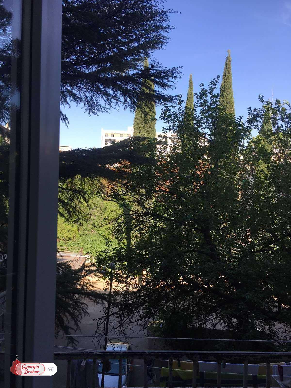 იყიდება ძველი გარემონტებული 4 ოთახიანი ბინა