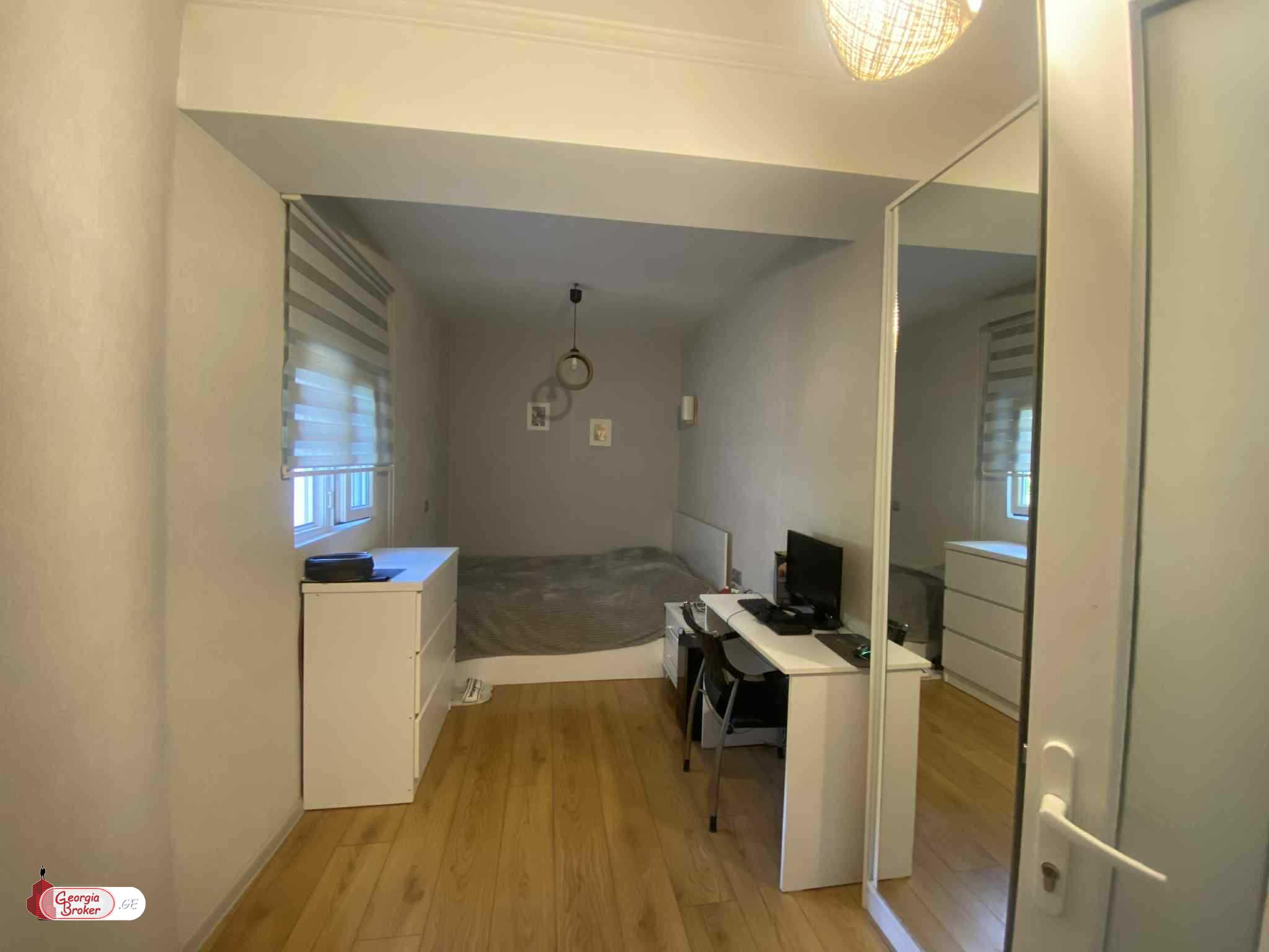 продается квартира с новым ремонтом 4-комнаты