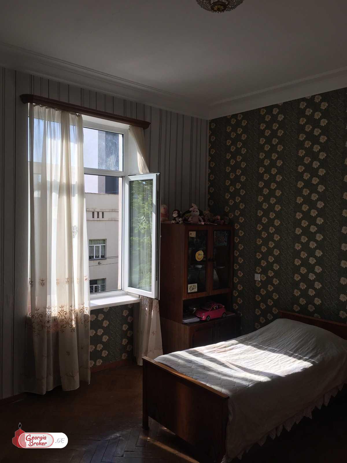 იყიდება ძველი გარემონტებული 4 ოთახიანი ბინა